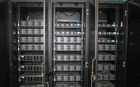 如何通過(guò)虛擬化服務(wù)器實(shí)現(xiàn)虛擬機(jī)的自動(dòng)伸縮和負(fù)載均衡？